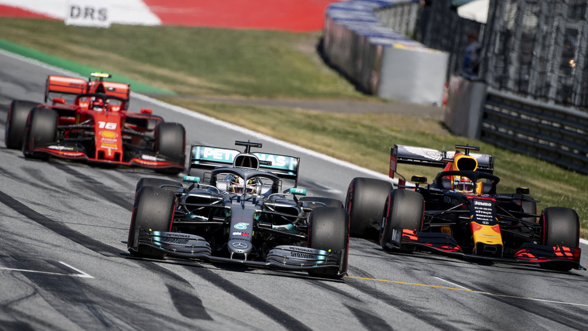 Lewis Hamilton (w środku), Charles Leclerc (z lewej) i Max Verstappen