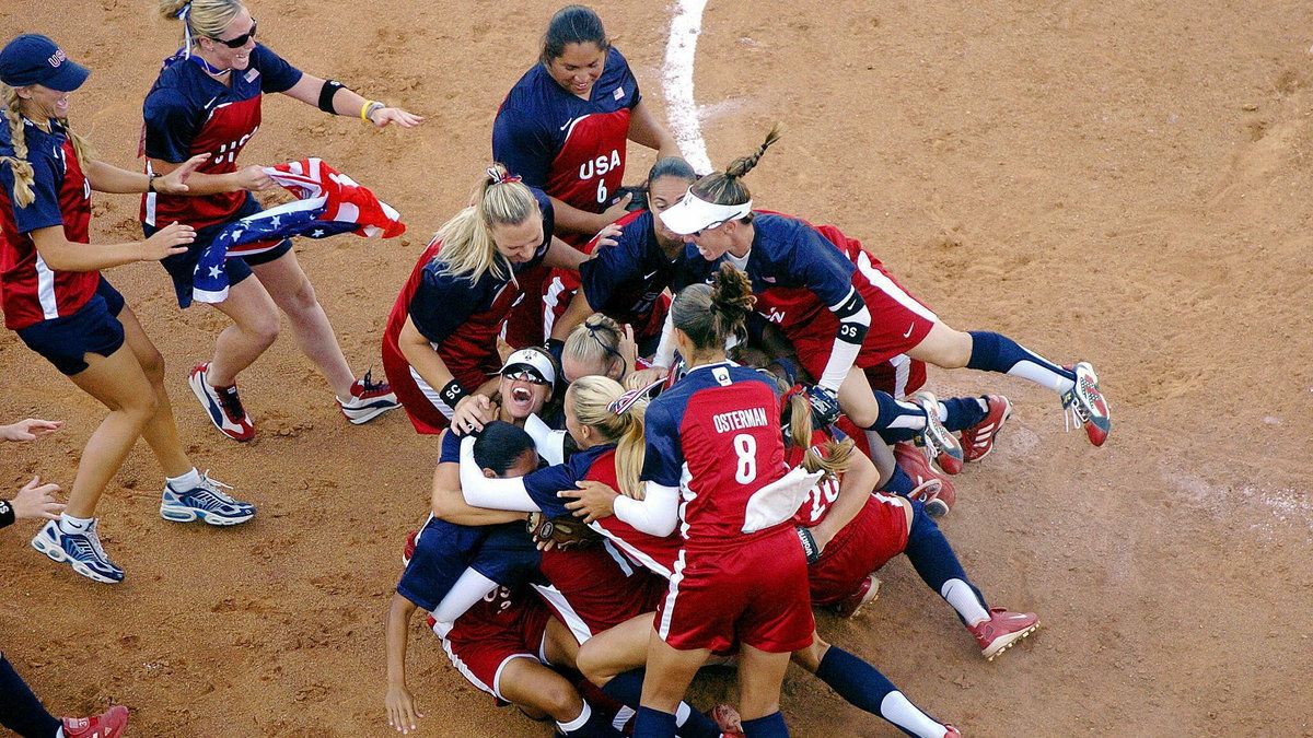 Amerykanki świętują wygraną w 2004 roku. Wśród nich tegoroczna olimpijka Cat Osterman