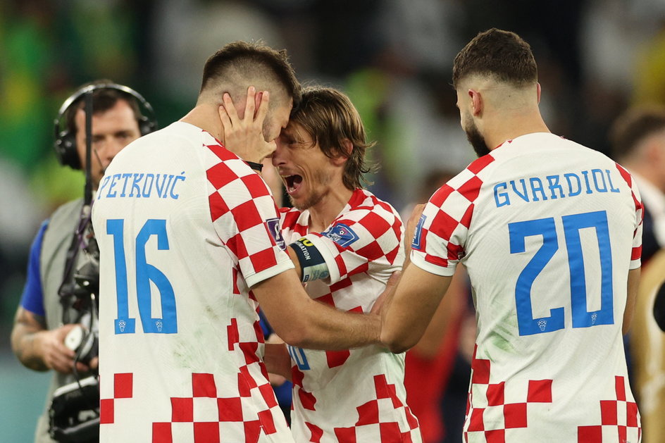 Luka Modrić cieszący się z kolegami z zespołu po awansie do półfinału