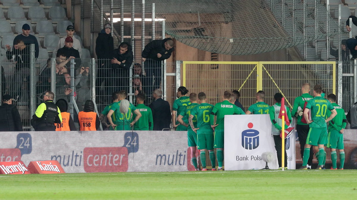 Po porażce 0:2 w Kielcach wrocławscy piłkarze znaleźli się na drodze do... I ligi