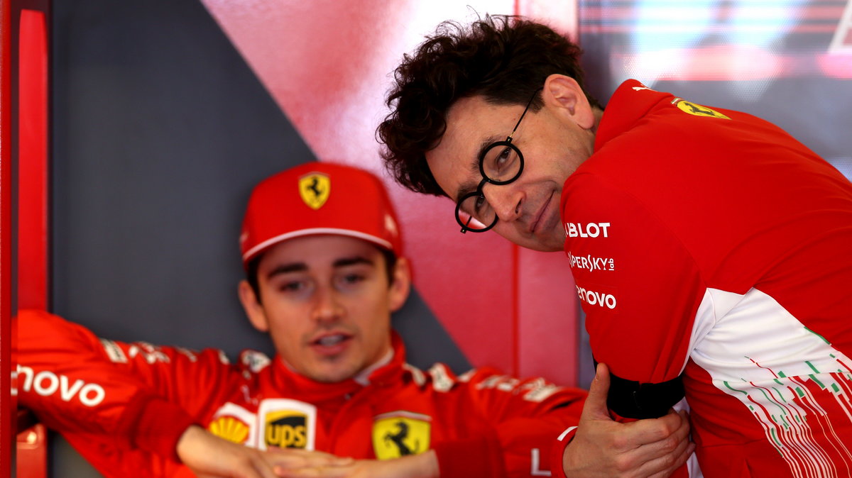 Mattia Binotto (P) i kandydat Ferrari do zdobycia tytułu mistrza świata - Charles Leclerc