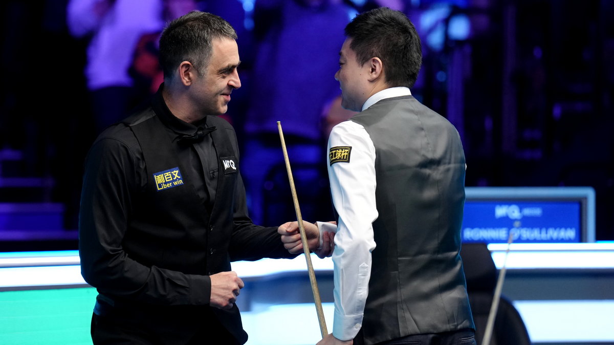 Ronnie O'Sullivan (L) i Ding Junhui