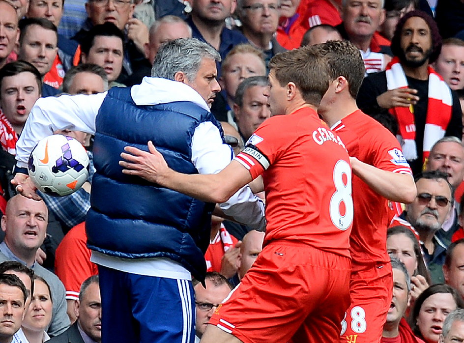 Jose Mourinho kazał swoim piłkarzom grać na czas i sam przyłożył do tego rękę, gdy nie chciał oddać piłki graczom Liverpoolu