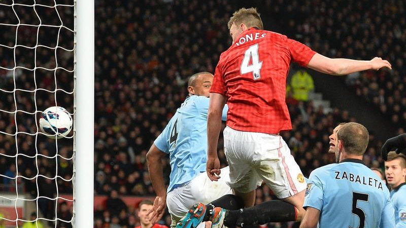 Phil Jones strzela gola w meczu Manchester United - Manchester City 