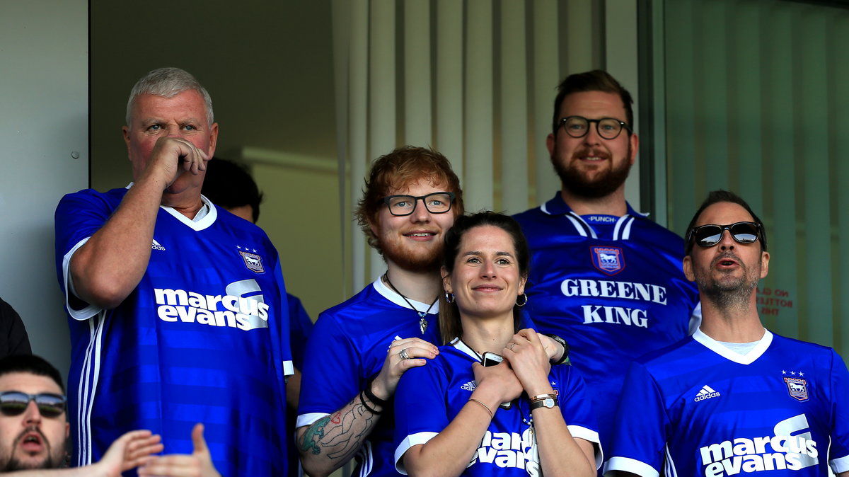 Ed Sheeran z żoną Cherry na meczu Ipswich Town w 2018 r.