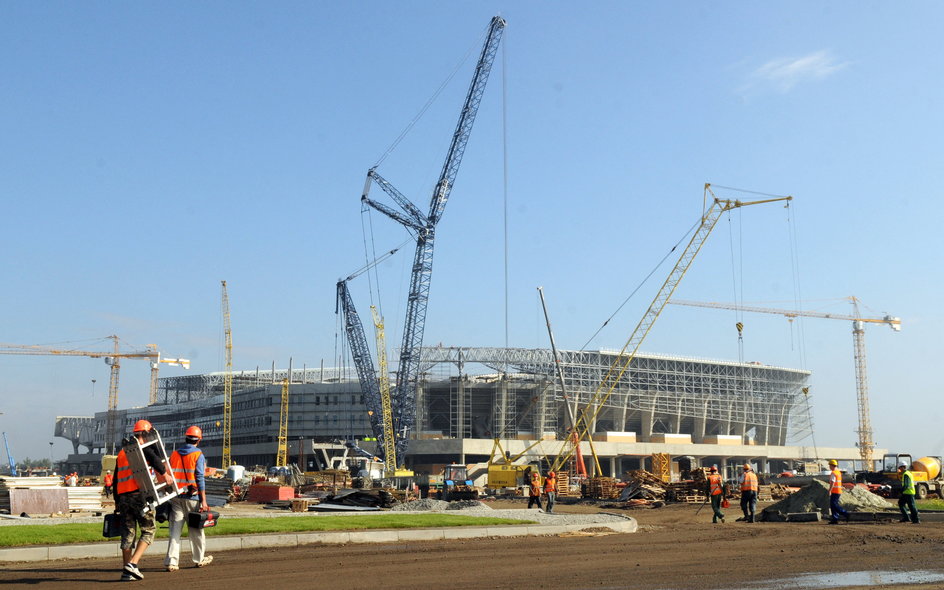 Po stronie ukraińskiej była budowa nowego stadionu we Lwowie, który na rok przed turniejem był wielkim placem budowy