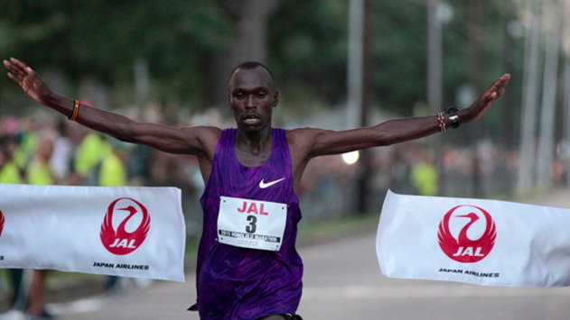 Filex Kiprotich na mecie maratonu w Honolulu