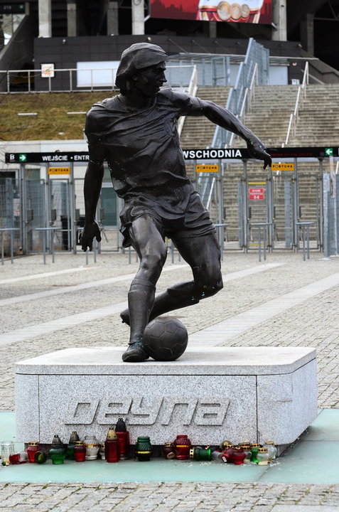 Pomnik Kazimierza Deyny przed stadionem Legii Warszawa