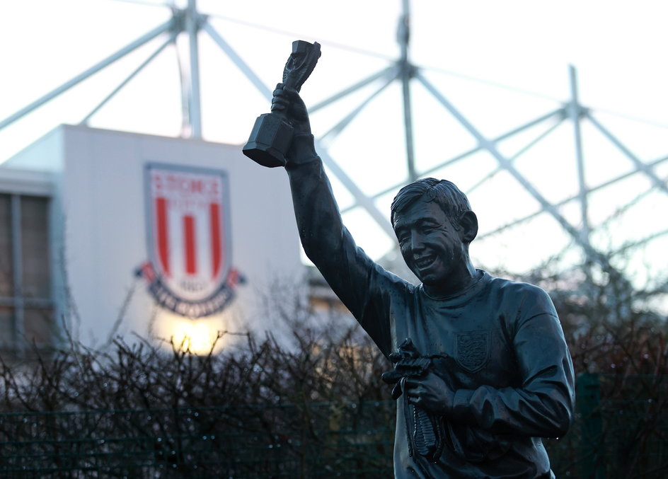 Pomnik Gordona Banksa przed stadionem Stoke City