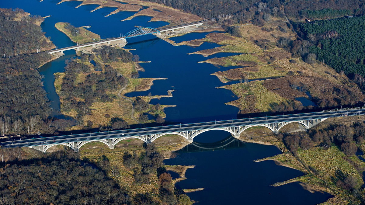 Odcinek autostrady A2 prowadzący do Świecka widziany z lotu ptaka, fot. PAP/EPA.