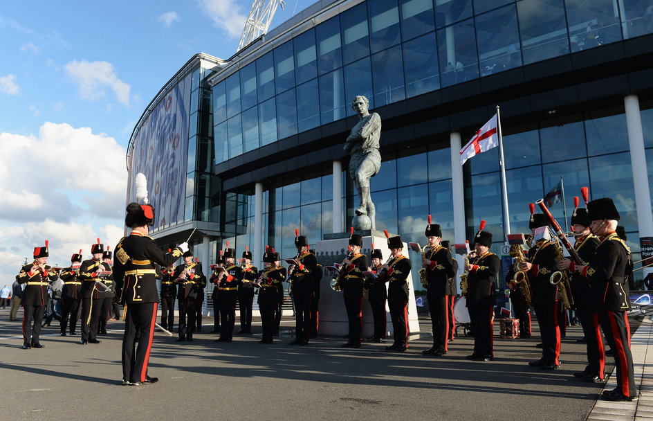 Pomnik Bobby'ego Moore'a przed Wembley