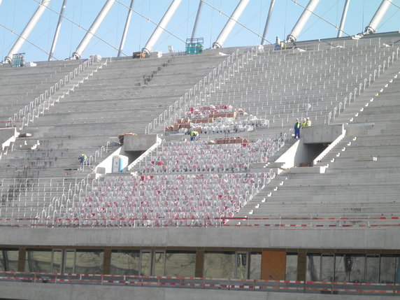 Montaż krzesełek na Stadionie Narodowym