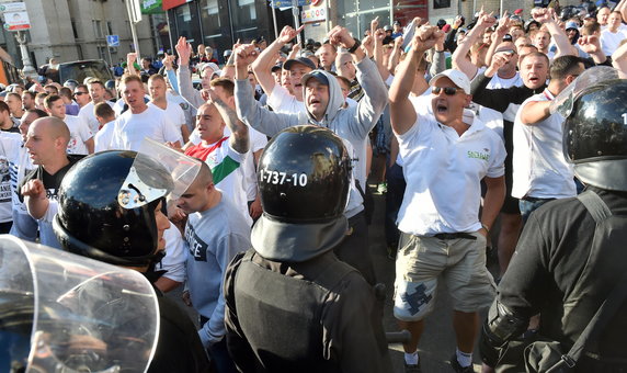 Ukraińska policja kontroluje zachowanie kibiców Legii.