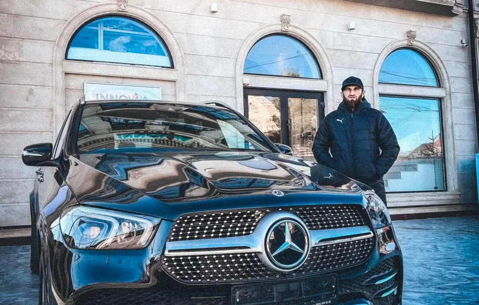 Magomied Ankalajew z autem marki Mercedes podarowanym przez Ramzana Kadyrowa