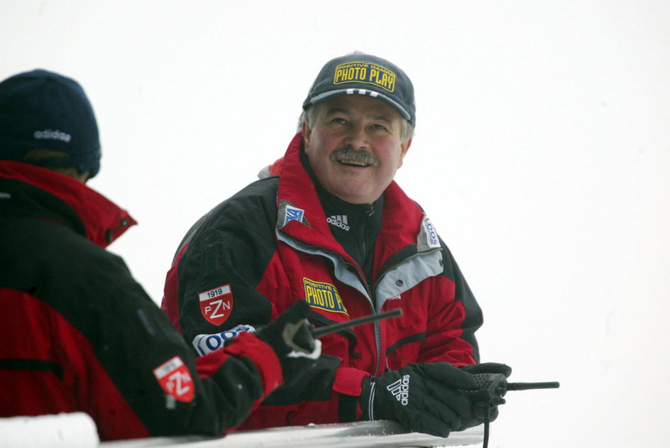 Apoloniusz Tajner trenerem reprezentacji Polski w skokach narciarskich był w latach 1999-2004. Wcześniej prowadził kadrę kombinatorów norweskich.