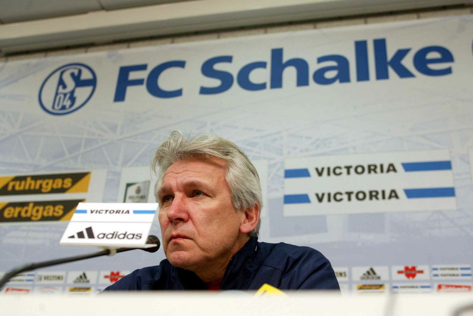 Henryk Kasperczak dzień przed meczem Wisły z Schalke 04 w Pucharze UEFA (9 grudnia 2002 r.)