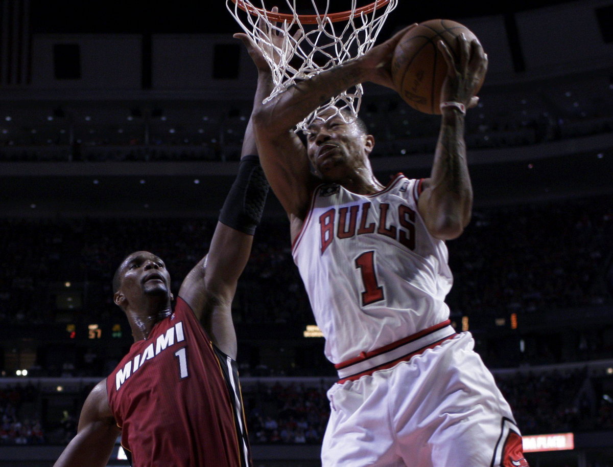 Chris Bosh (po lewej) w meczu z Chicago Bulls