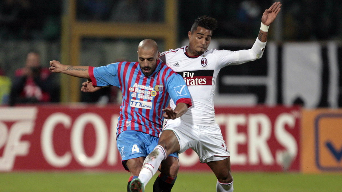 Almiron walczy o piłkę z piłkarzem Milanu