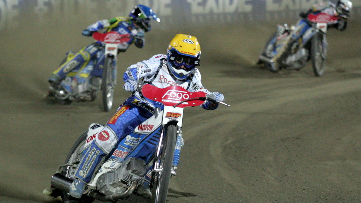 Nicki Pedersen, za nim Tomasz Gollob