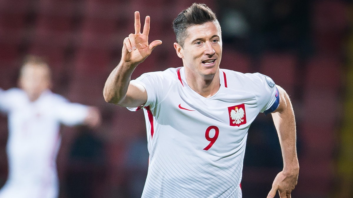 Robert Lewandowski po strzeleniu trzeciej bramki w meczu z Armenią, 5 października 2017 r.