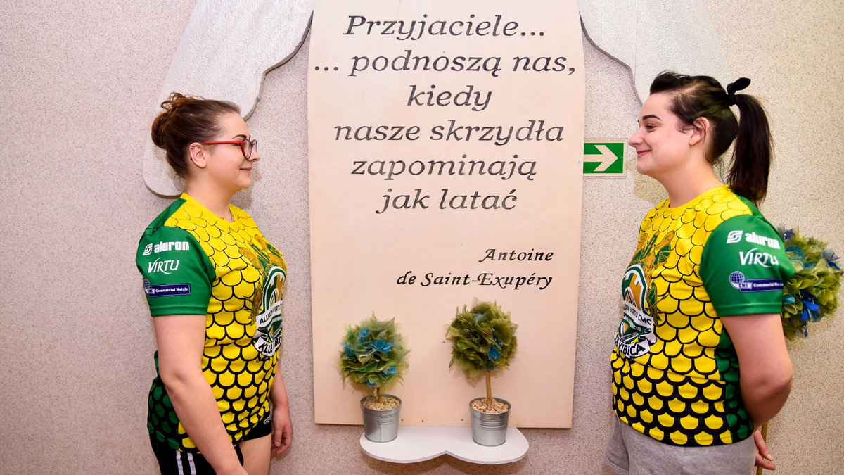 Justyna i Martyna obok cytatu, który idealnie opisuje ich życie.