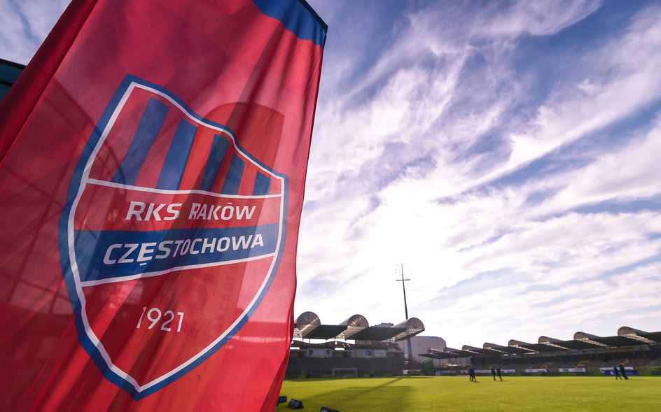 Raków i Skrę łączy to, że po awansach oba kluby musiały korzystać z gościnności stadionu w Bełchatowie