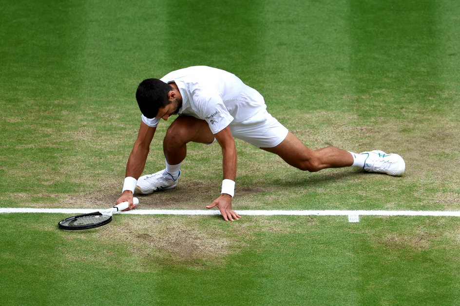 Novak Djoković na kolanach