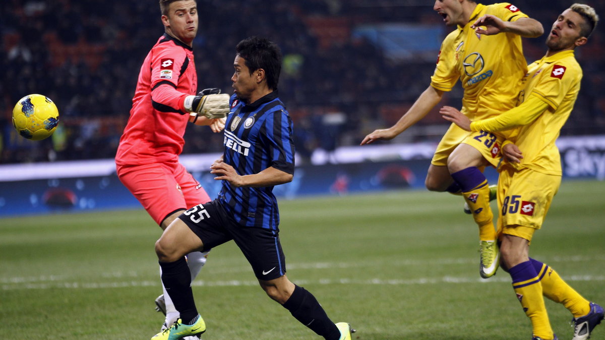 Artur Boruc (L), Yuto Nagatomo (C)