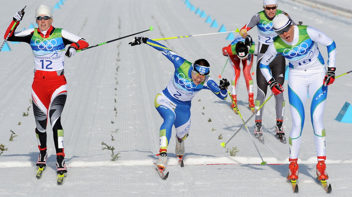 Podczas sprintu w Vancouver Petra Majdič (z prawej) cierpiała cały czas, a jednak przechodziła kolejne fazy rywalizacji, żeby w finale dobiec do brązu.