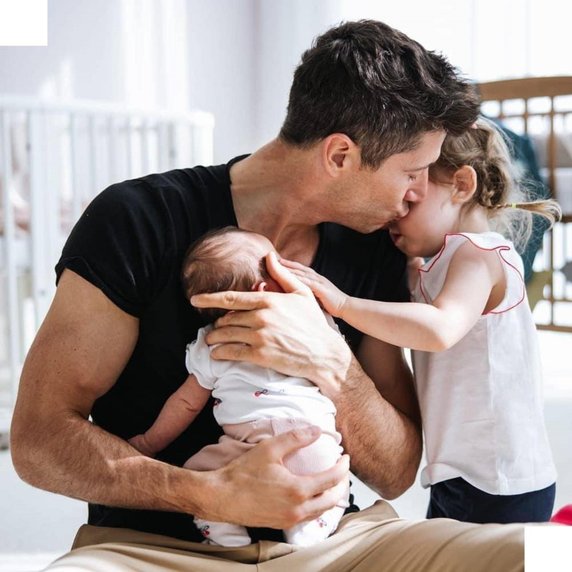 Robert Lewandowski with his daughters in 2020