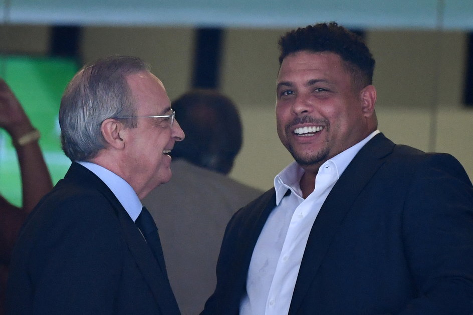 Od lewej prezes Realu Madryt Florentino Perez i właściciel Realu Valladolid Ronaldo Luis Nazario de Lima podczas meczu ich drużyn na stadionie Santiago Bernabeu