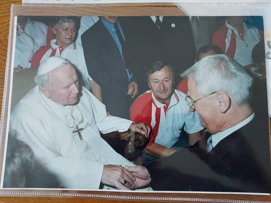 Stefan Hula senior podczas spotkania z papieżem Janem Pawłem II, które miało miejsce w 2000 roku w Watykanie.