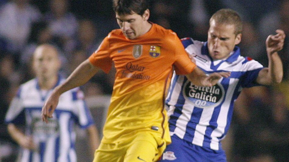 Lionel Messi (L)