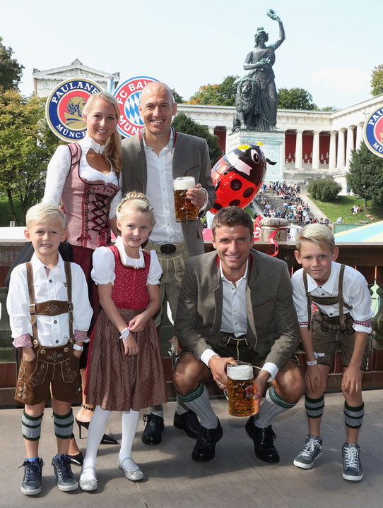 Thomas Mueller i Arjen Robben z rodziną
