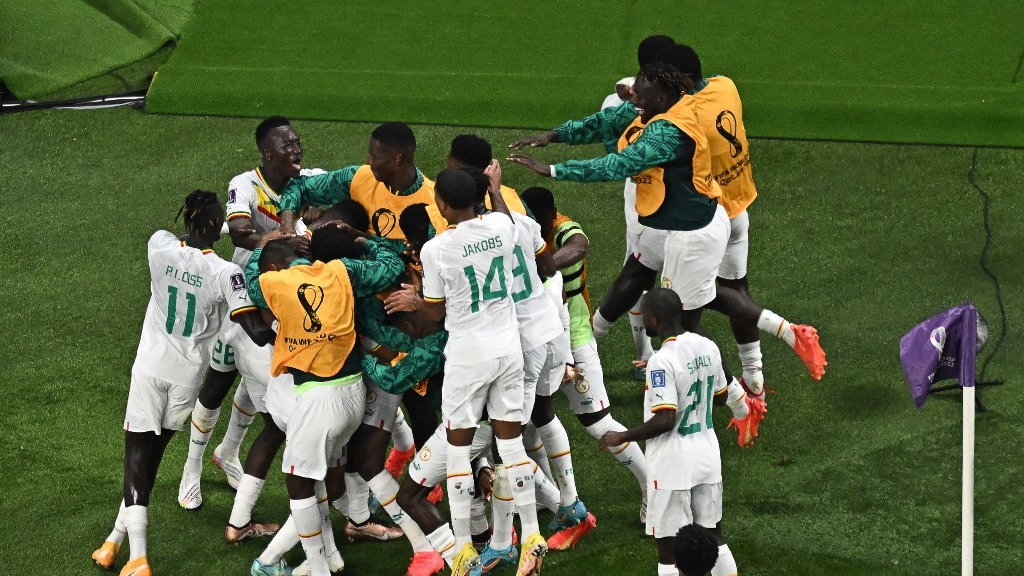 Świętujący piłkarze Senegalu po bramce Ismaila Sarra w meczu z Ekwadorem