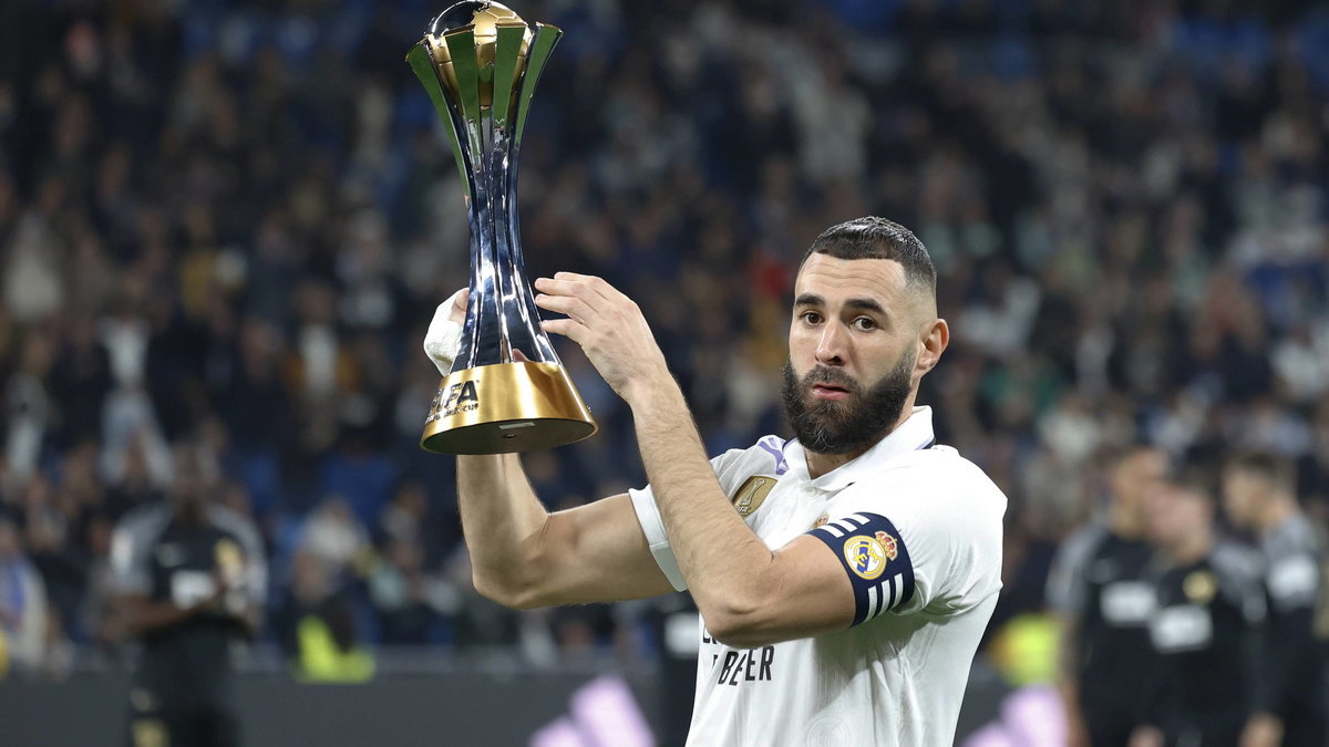 Karim Benzema z Realu Madryt z trofeum za triumf w Klubowych MŚ