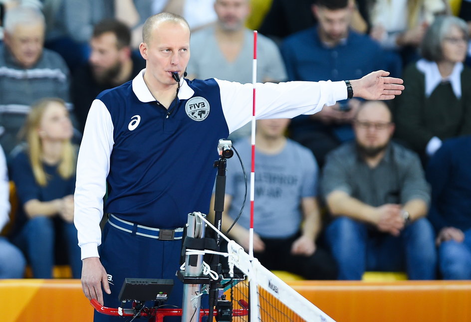 Maroszek od 17 lat jest sędzią międzynarodowym i pracował na największych światowych imprezach zarówno jako pierwszy, jak i drugi arbiter.