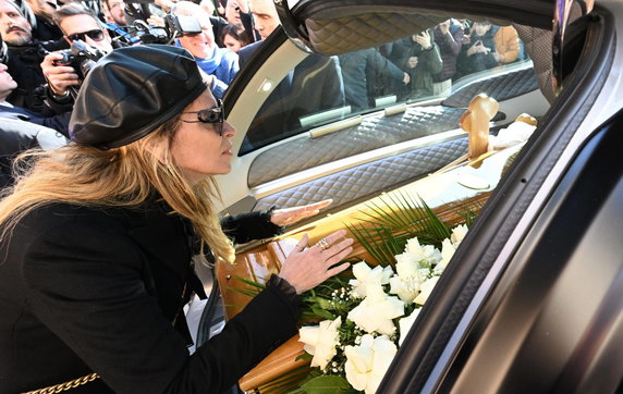 Arianna Mihajlović dotyka trumny zmarłego męża