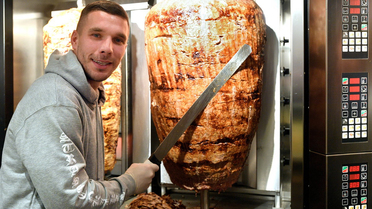 Lukas Podolski musiał podwyższyć ceny w swoim lokalu z kebabami