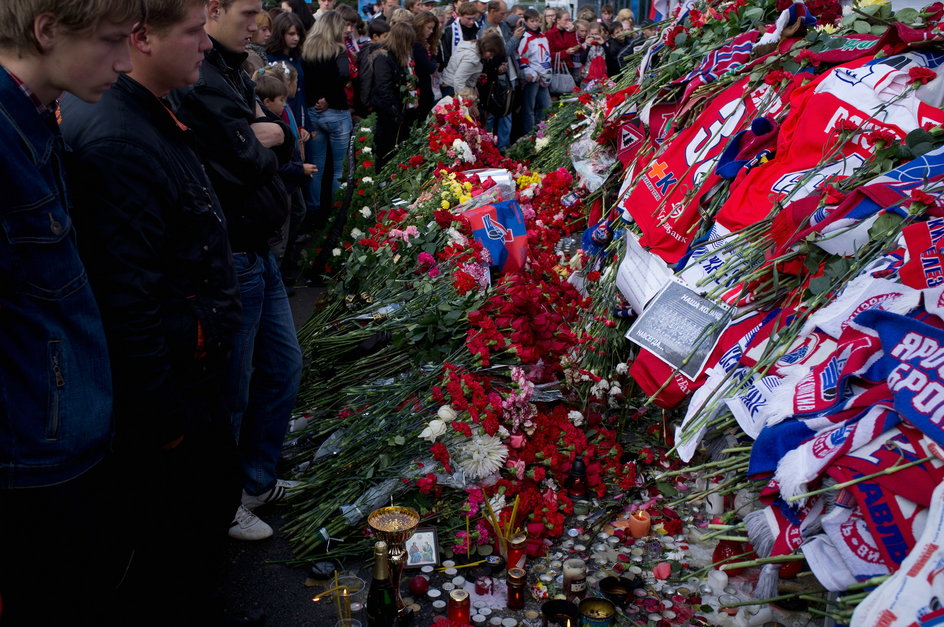 Kibice oddający hołd tragicznie zmarłym w katastrofie