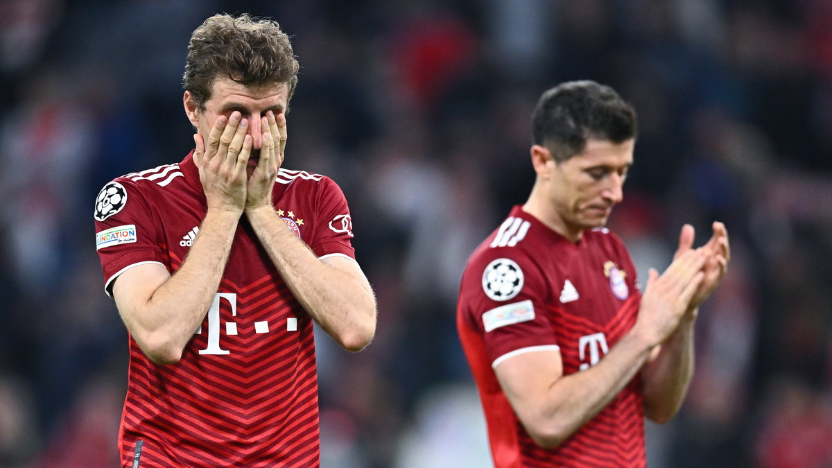 Thomas Mueller i Robert Lewandowski smutni po porażce