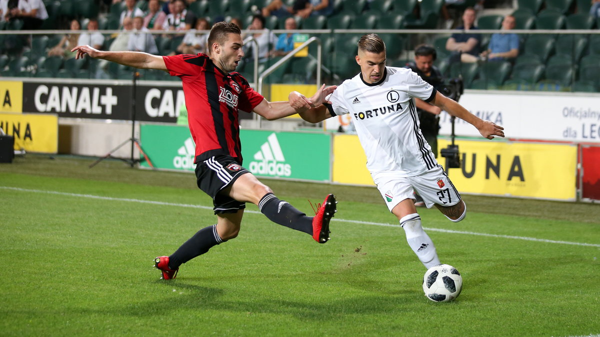 Andrej Kadlec w starciu z Carlitosem 