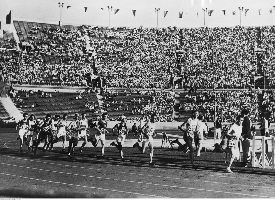 Janusz Kusociński (nr 364) na czele stawki biegnie po złoto w biegu olimpijskim na 10000 metrów.