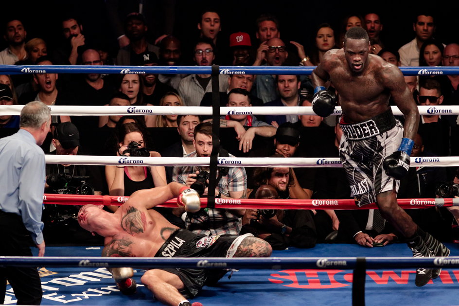 Deontay Wilder nokautuje Artura Szpilkę (2016)