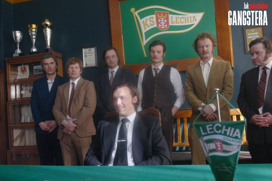 Tomasz Włosok (w pierwszym rzędzie) na planie filmu "Jak pokochałam gangstera"