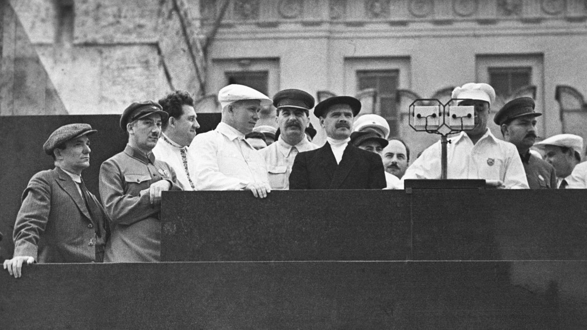 Nikołaj Starostin (pierwszy z lewej) i Józef Stalin (piąty od lewej) podczas parady sportowców w 1935 roku
