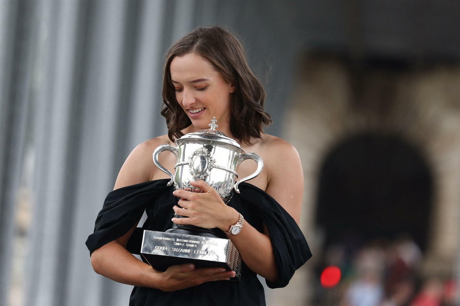 Iga Świątek z trofeum po zwycięstwie w Roland Garros