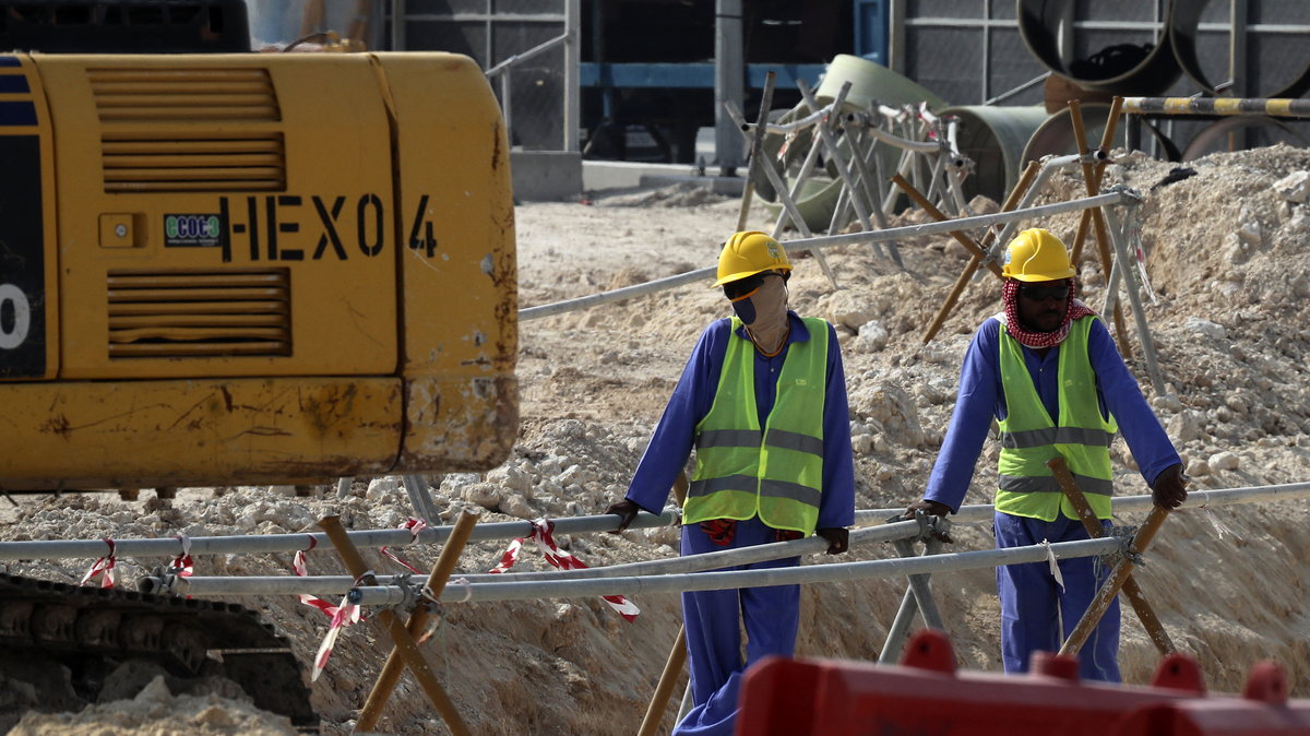 Pracownicy przy budowie stadionu w Katarze