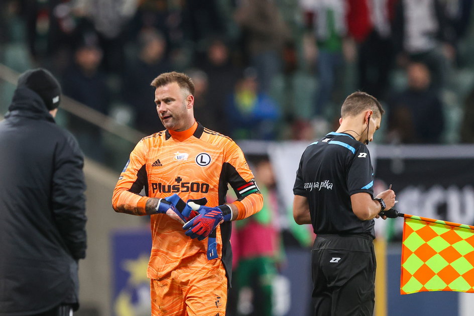 Artur Boruc schodzi z boiska po czerwonej kartce w meczu z Wartą Poznań