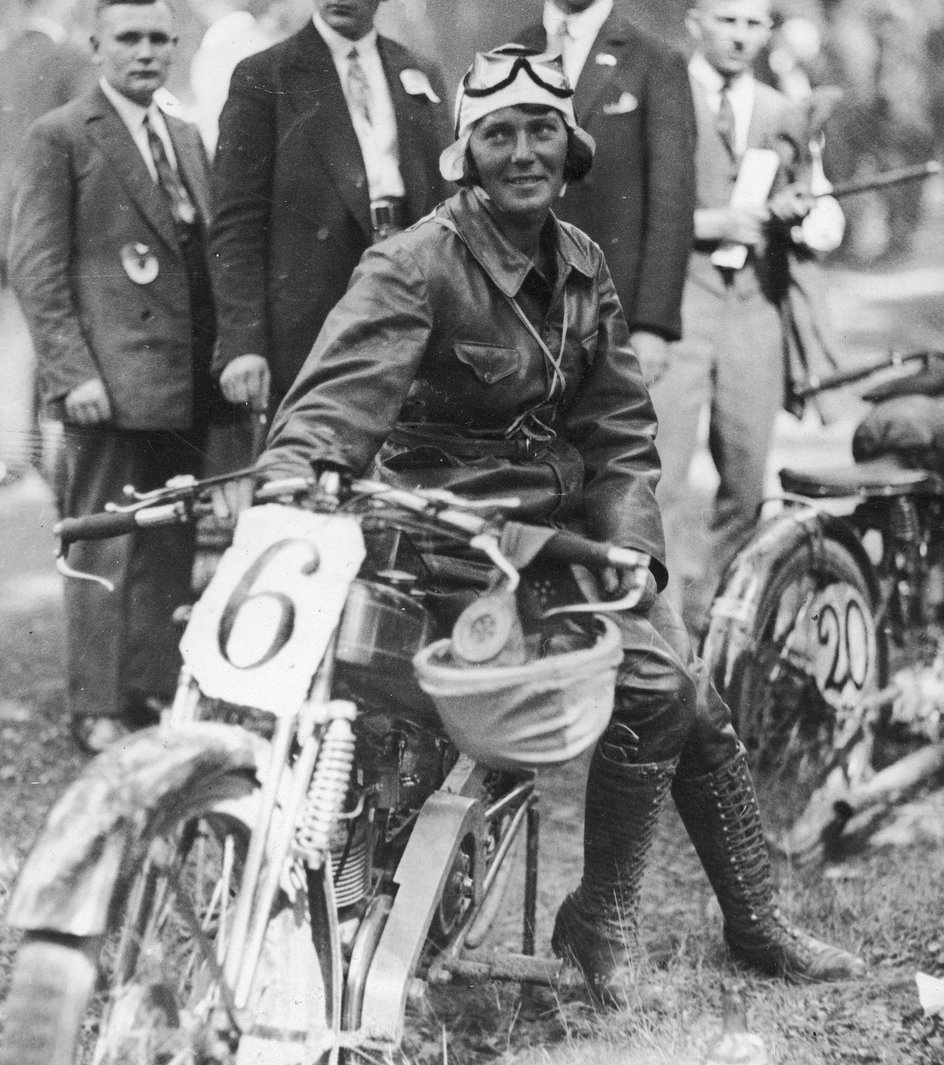 1 września 1929 r. podczas Grand Prix w Katowicach Janina Loteczkowa jechała na bardzo szybkim, brytyjskim Cottonie 250. 
